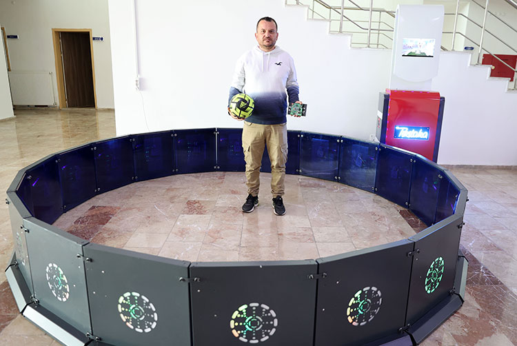 Doç. Dr. Hacı Mehmet GÜZEY hocamız futbolcuların pas kabiliyetini ölçen 